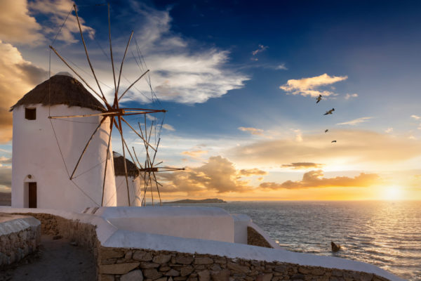 Die Windmühlen von Mykonos bei Sonnenuntergang, ohne Menschen,