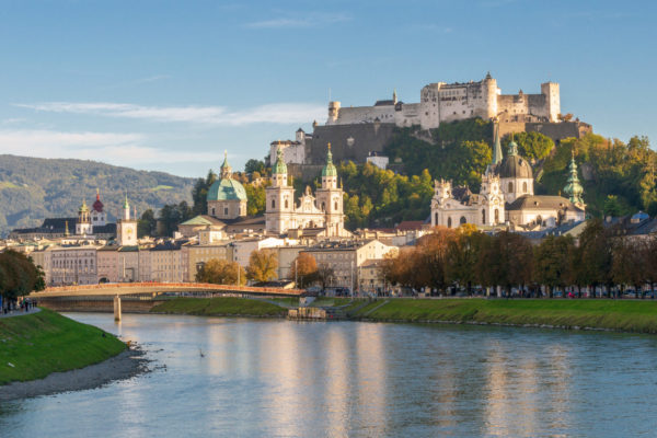 Panorama von Salzburg zur blauen Stunde im Herbst, Österreich