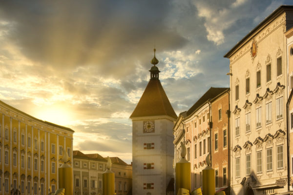 Lederer Turm in Wels Oberösterreich bei Sonnenuntergang