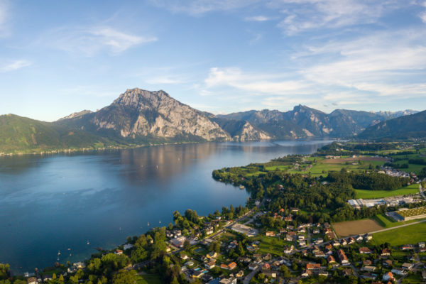 Luftaufnahme mit Drohne vom Traunsee und Gmunden mit Traunstein